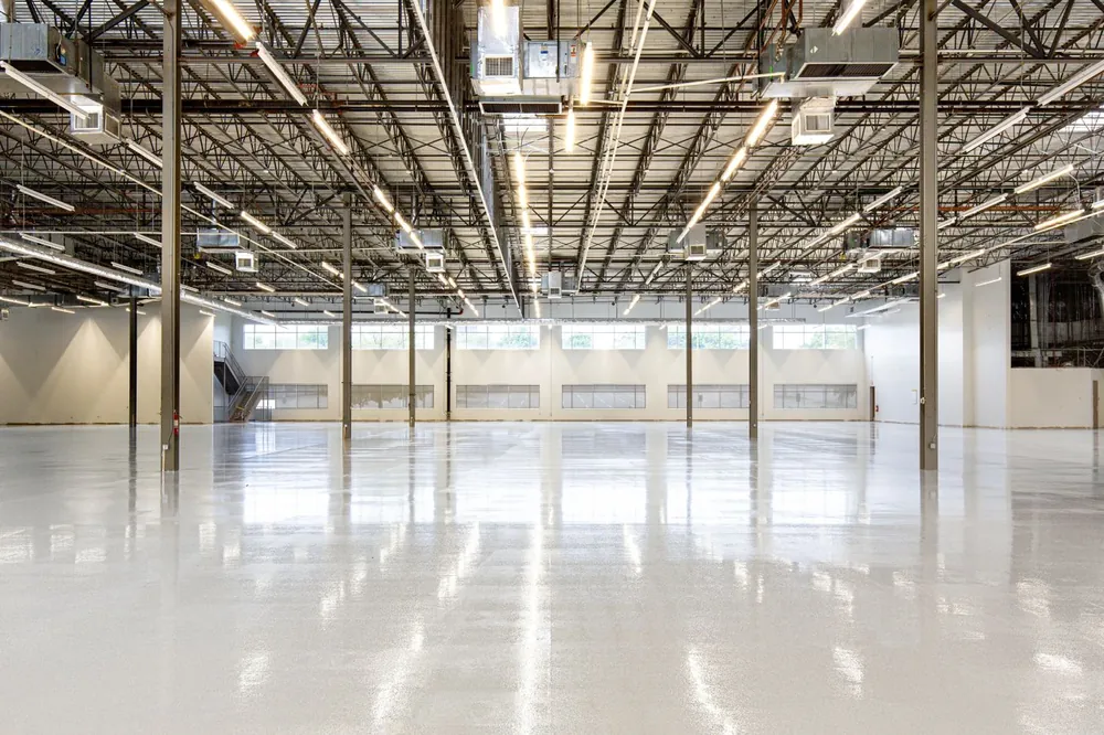 Industrial facility with a seamless light gray epoxy floor coating